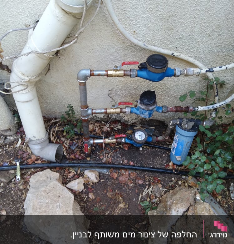 צינורות מים עם ברזים ומד לחץ